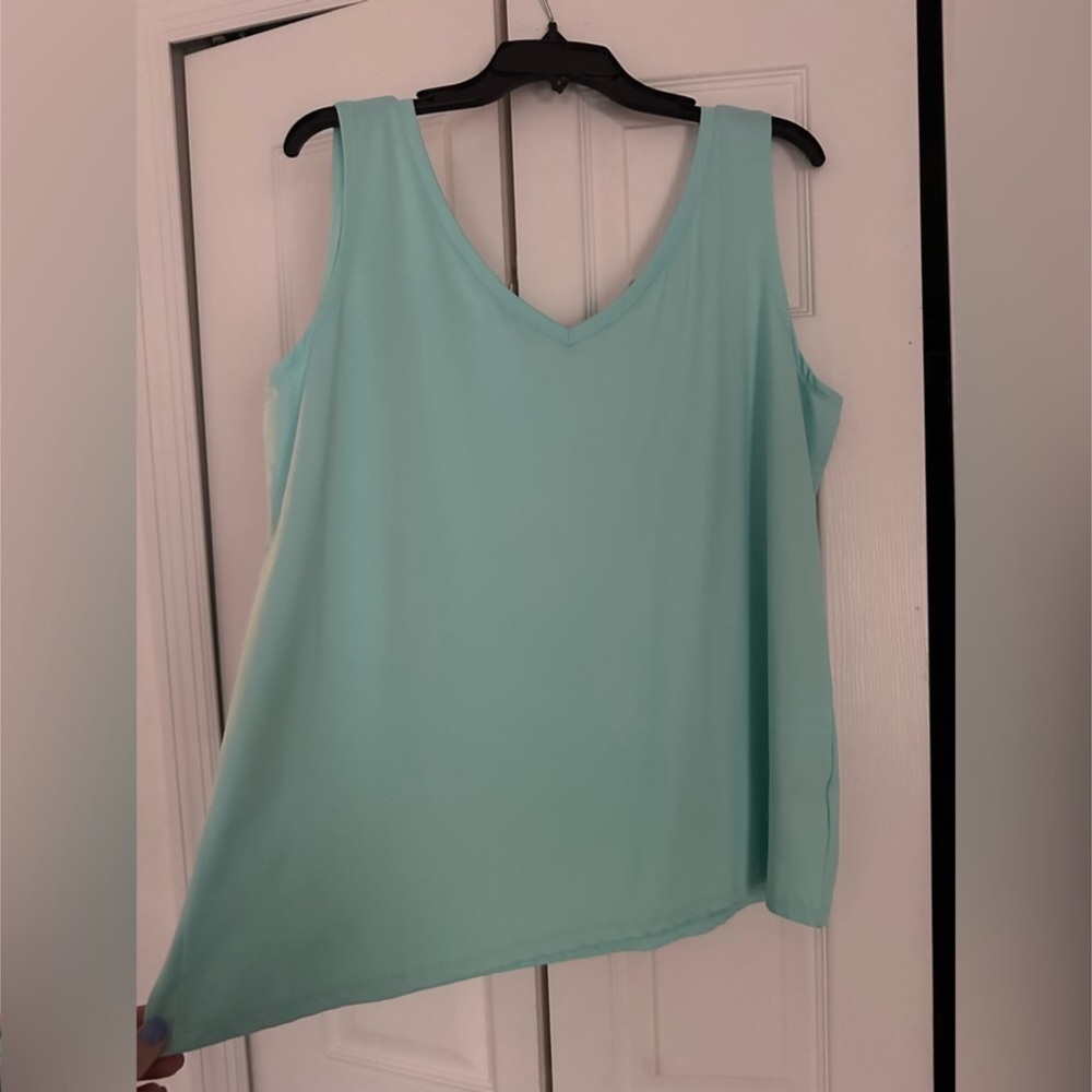 AVENUE V-Neck Tank Top 22/24